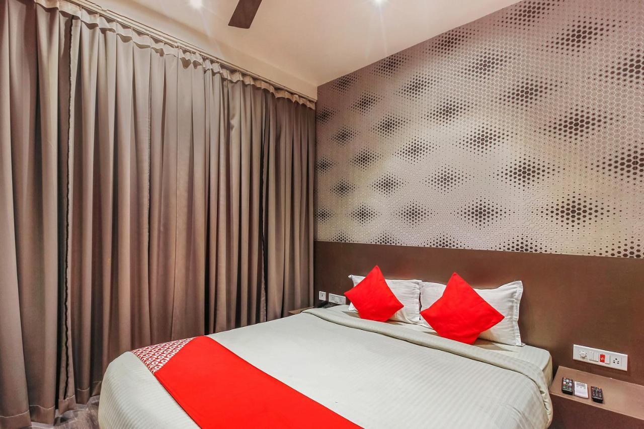 Oyo 26991 Stanza Luxurios Stay Zahirabad Exteriör bild