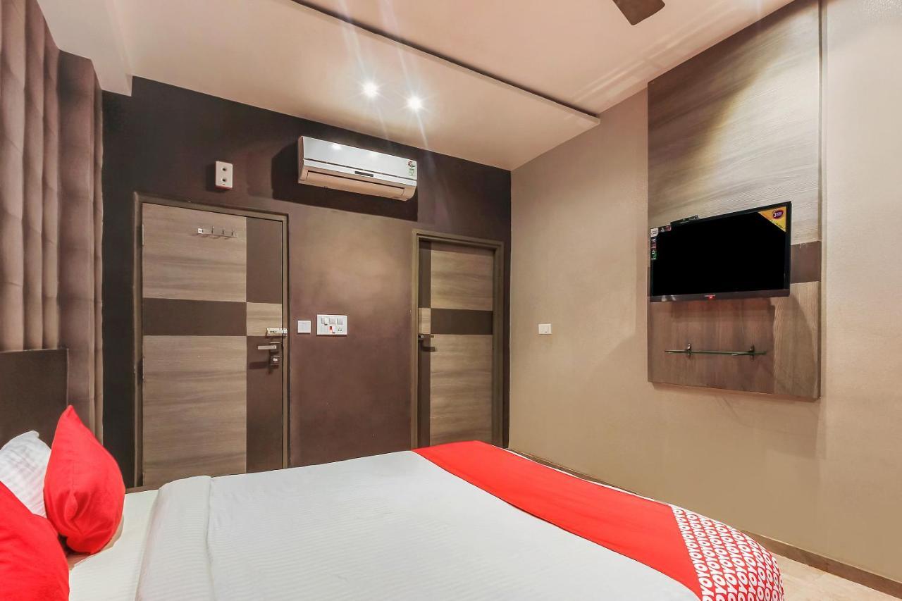 Oyo 26991 Stanza Luxurios Stay Zahirabad Exteriör bild